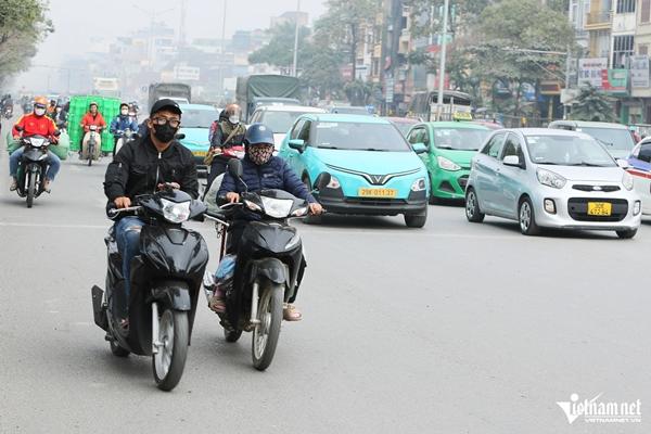 Cảnh nhan nhản người đi xe máy vượt đèn đỏ, gây rối loạn ngã tư ở Hà Nội-12