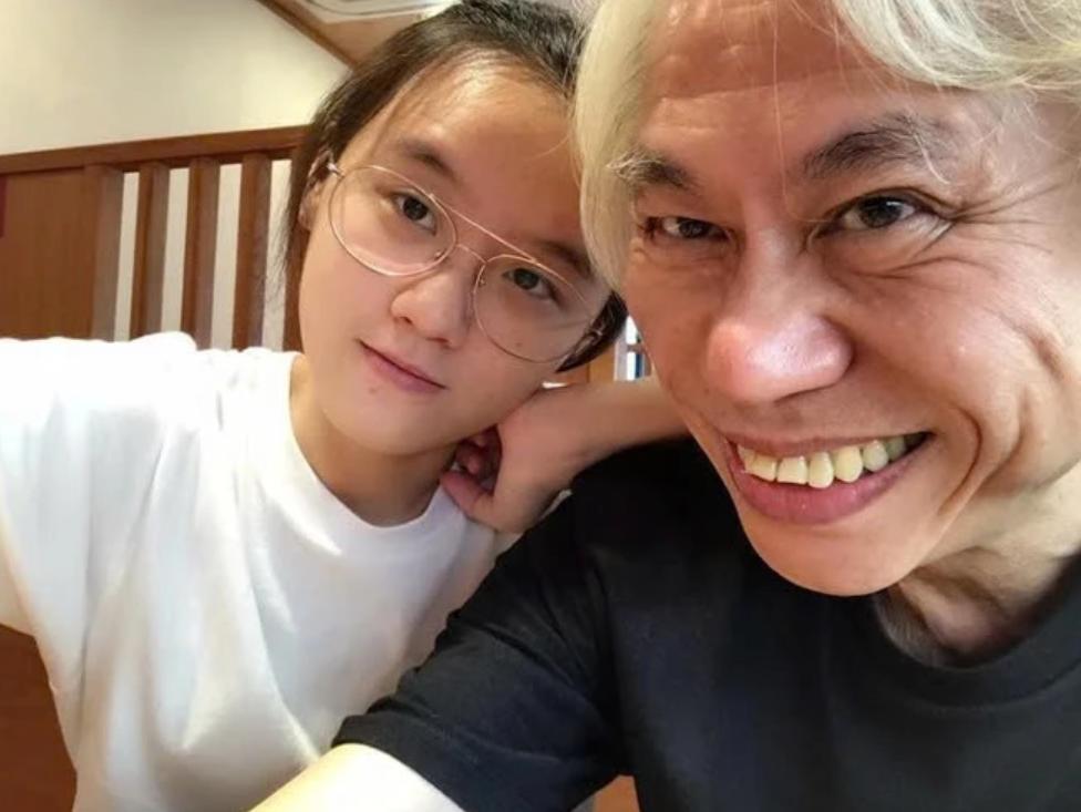 Vợ kém 40 tuổi của nhạc sĩ Lý Khôn Thành xin ăn trong siêu thị, bị con chồng tố chiếm tài sản-2