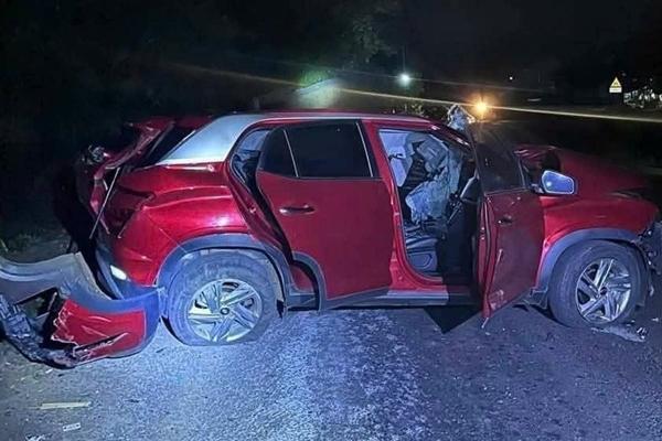 Ô tô con va chạm với xe tải, một chủ tịch xã ở Đắk Lắk phải nhập viện cấp cứu-1