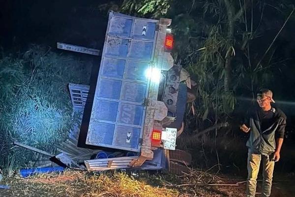 Ô tô con va chạm với xe tải, một chủ tịch xã ở Đắk Lắk phải nhập viện cấp cứu-2