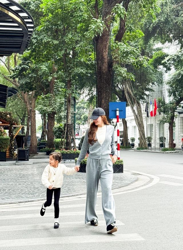 Hồ Ngọc Hà đưa cặp song sinh Lisa - Lion dạo phố Hà Nội-1