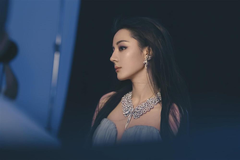 Địch Lệ Nhiệt Ba gây sốt khi hiếm hoi hở bạo trong bộ ảnh chụp tạp chí mới-1