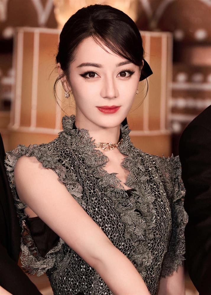 Địch Lệ Nhiệt Ba gây sốt khi hiếm hoi hở bạo trong bộ ảnh chụp tạp chí mới-3