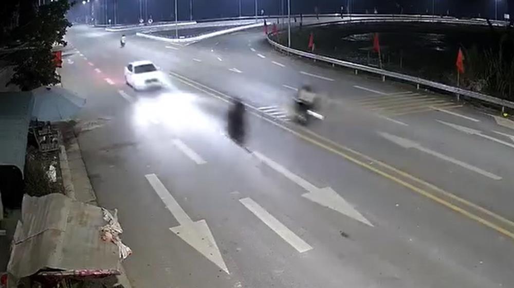 Xe máy lấn làn đâm vào ô tô chạy ngược chiều, thanh niên tử vong tại chỗ-1