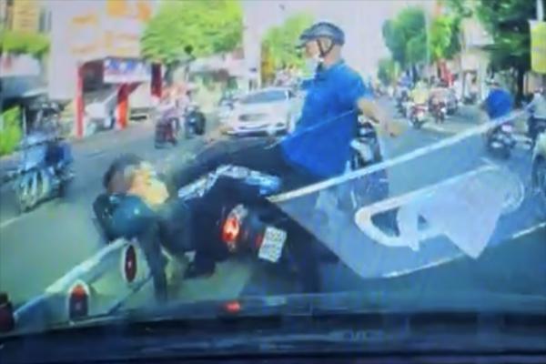 Bắt khẩn cấp đối tượng ép xe, đánh dã man cô gái trên phố ở TPHCM-2