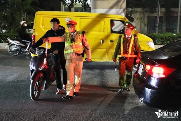 Đêm đầu tiên 54 tổ Cảnh sát 141 ra quân, thanh niên ngổ ngáo trên phố bị xử lý-2