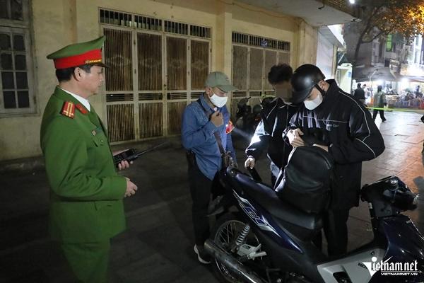 Đêm đầu tiên 54 tổ Cảnh sát 141 ra quân, thanh niên ngổ ngáo trên phố bị xử lý-3