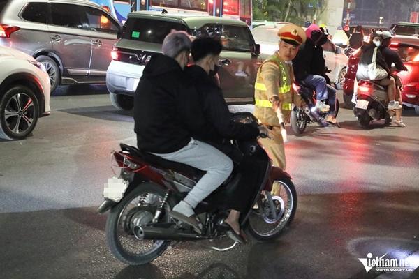 Đêm đầu tiên 54 tổ Cảnh sát 141 ra quân, thanh niên ngổ ngáo trên phố bị xử lý-4