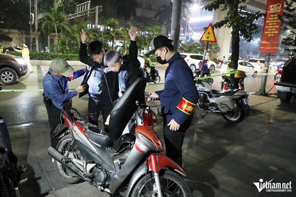 Đêm đầu tiên 54 tổ Cảnh sát 141 ra quân, thanh niên ngổ ngáo trên phố bị xử lý-5