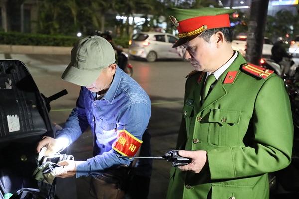 Đêm đầu tiên 54 tổ Cảnh sát 141 ra quân, thanh niên ngổ ngáo trên phố bị xử lý-6