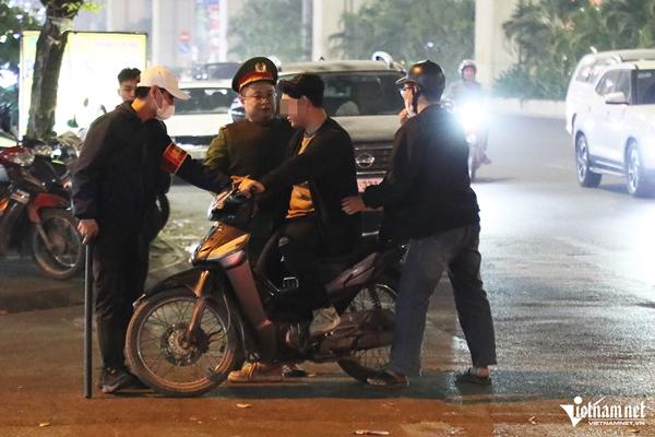 Đêm đầu tiên 54 tổ Cảnh sát 141 ra quân, thanh niên ngổ ngáo trên phố bị xử lý-7