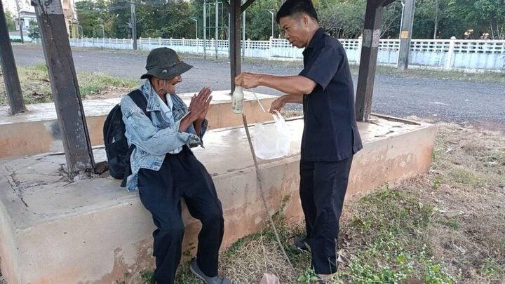 Lên thành phố không tìm được con trai, ông lão 85 tuổi đi bộ 300km về quê-2