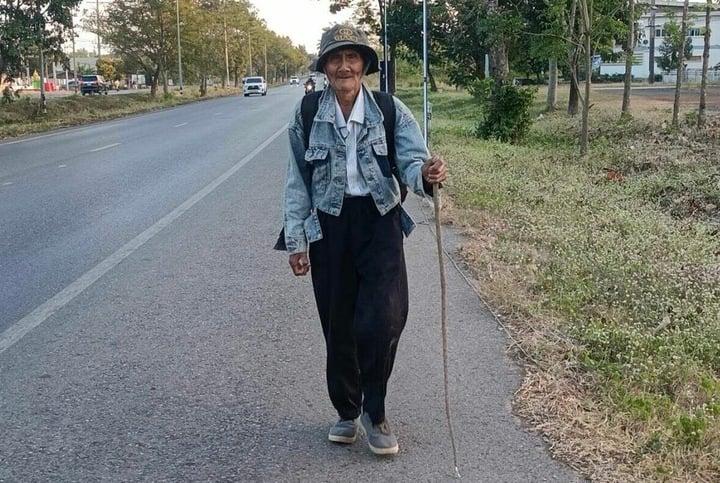 Lên thành phố không tìm được con trai, ông lão 85 tuổi đi bộ 300km về quê-1