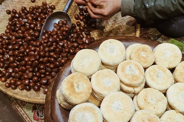 Đặc sản ở Gia Lai chan nước đen ngòm, khách quen ăn 2 bát vẫn thèm-6