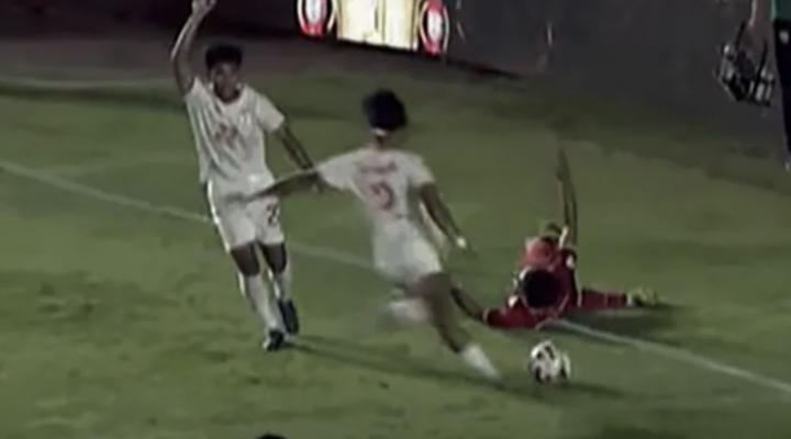 LĐBĐ Indonesia: Không ngờ AFF Cup còn bạo lực sân cỏ-1