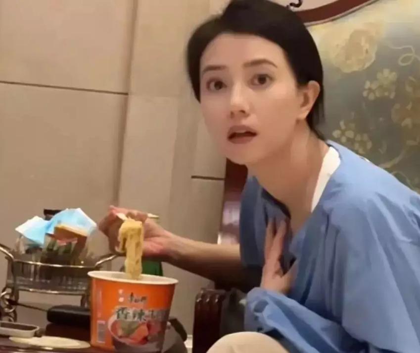 Nữ thần quốc dân Cao Viên Viên gây sốt với bức ảnh chụp trộm khi đang ăn-1