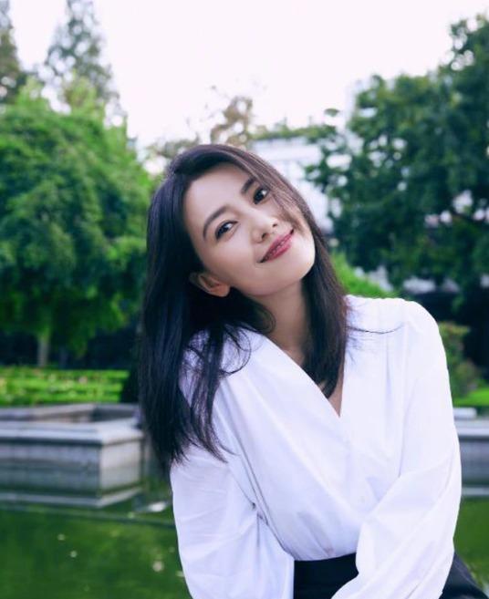 Nữ thần quốc dân Cao Viên Viên gây sốt với bức ảnh chụp trộm khi đang ăn-2