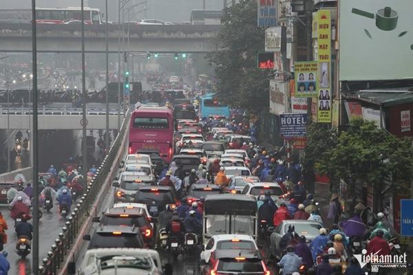 Đường phố Hà Nội ùn tắc dài dưới trời mưa phùn đầu đợt rét đậm-1