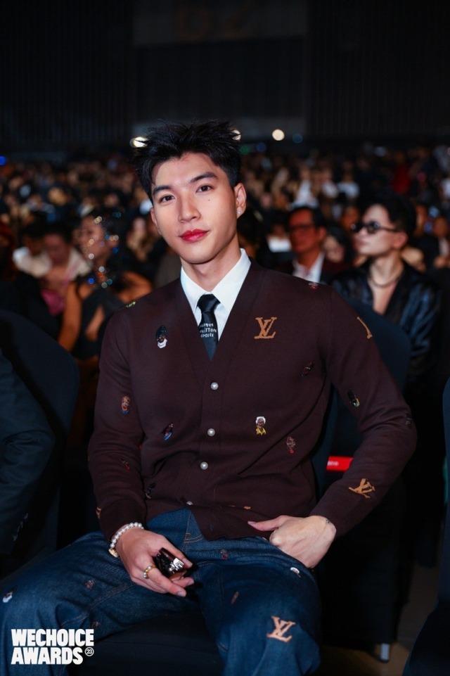 HIEUTHUHAI: Cú đổi đời từ nhân viên phục vụ tới ngôi sao hàng đầu Vbiz-9