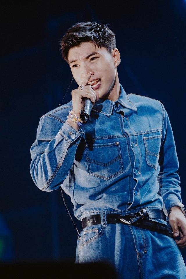 HIEUTHUHAI: Cú đổi đời từ nhân viên phục vụ tới ngôi sao hàng đầu Vbiz-10