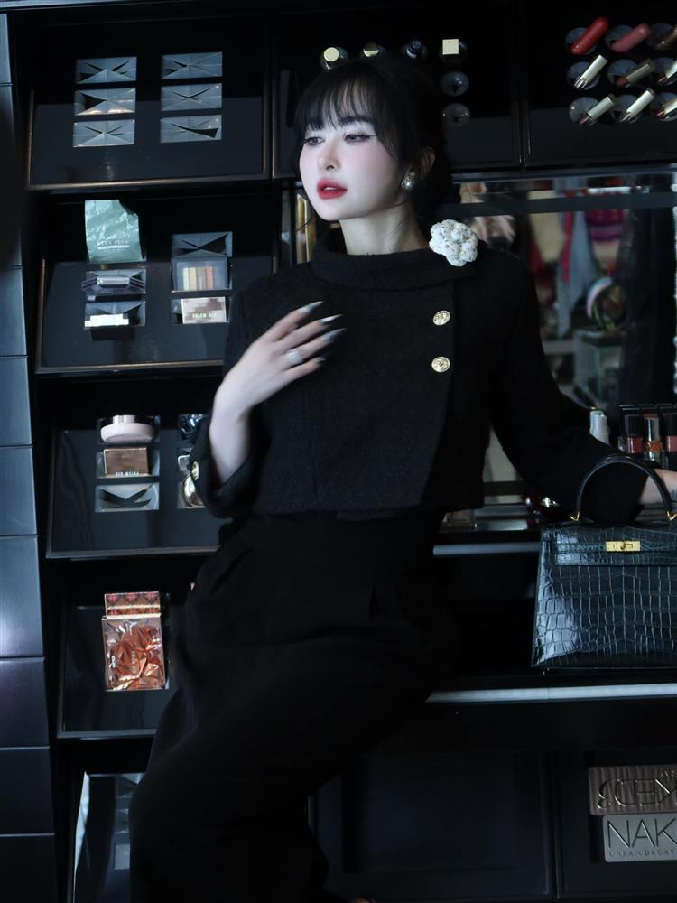 Danh tính vị phu nhân ngồi trong chiếc xe 25 tỷ liên tục lấy tay che mặt vì 1 lý do-3