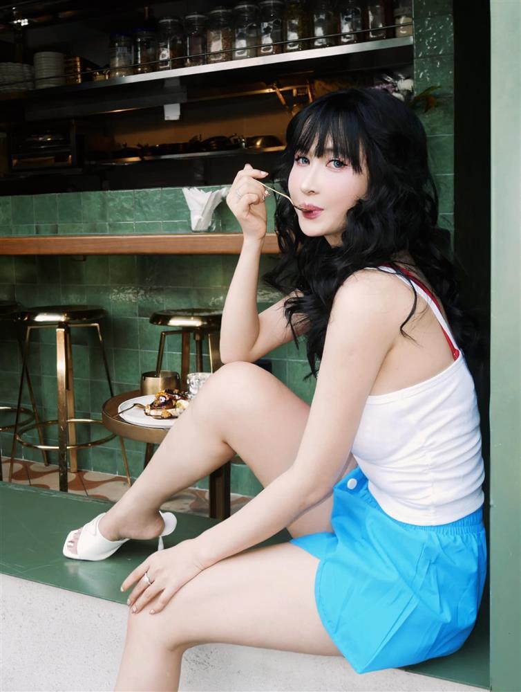 Danh tính vị phu nhân ngồi trong chiếc xe 25 tỷ liên tục lấy tay che mặt vì 1 lý do-4