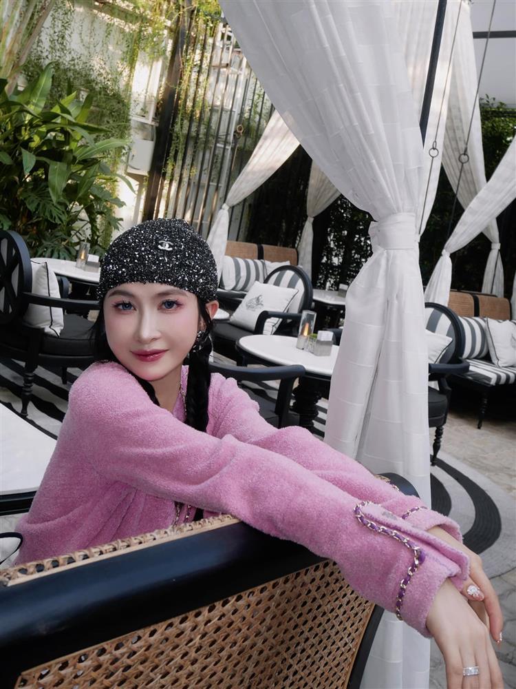 Danh tính vị phu nhân ngồi trong chiếc xe 25 tỷ liên tục lấy tay che mặt vì 1 lý do-6