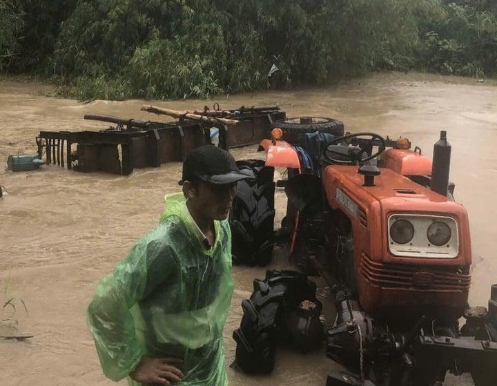 Mưa lớn ở Phú Yên khiến cây ngã đổ, 1 người mất tích-1