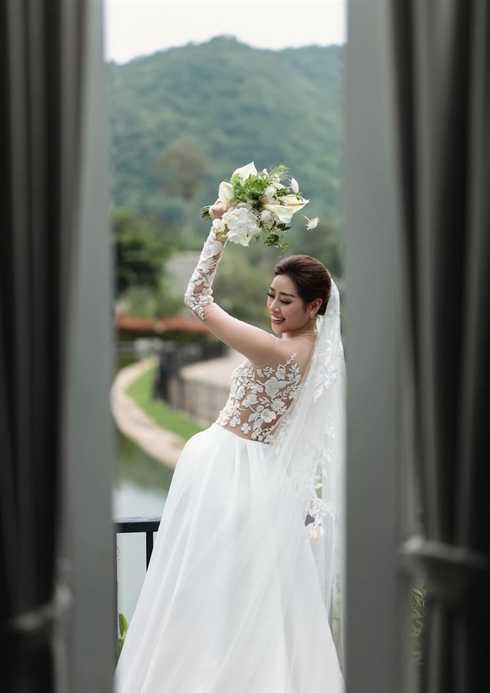 5 chiếc váy cưới đặc biệt của hoa hậu Khánh Vân và chồng hơn 17 tuổi-2