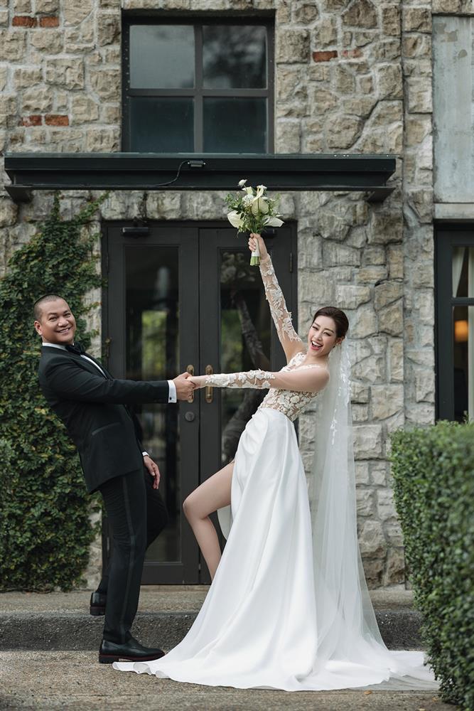 5 chiếc váy cưới đặc biệt của hoa hậu Khánh Vân và chồng hơn 17 tuổi-3