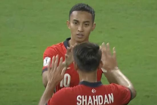 Thủ môn Campuchia mắc lỗi khó hiểu, biếu không 2 bàn cho Singapore