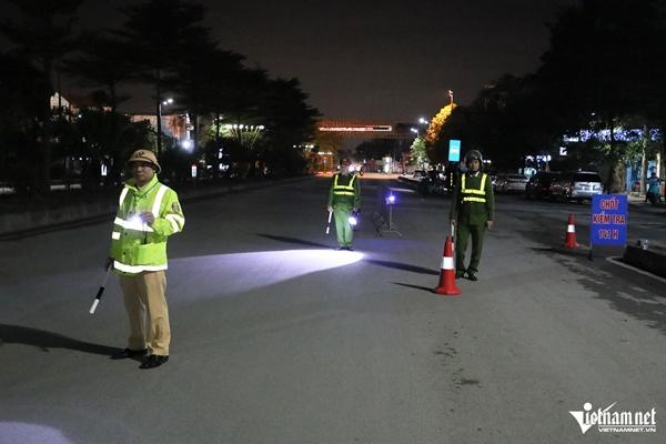 Cảnh sát 141 Hà Nội đón lõng các ngả đường, quái xế bỏ chạy bất thành-1