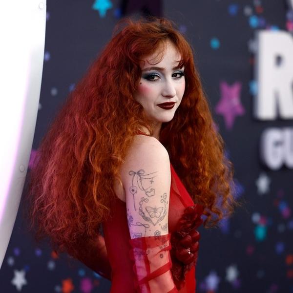 Nữ ca sĩ vượt mặt Taylor Swift-1