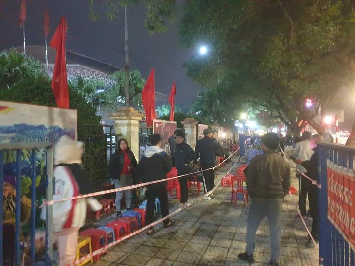 CĐV xếp ghế nhựa giữ chỗ, thức xuyên đêm chờ mua vé xem Việt Nam đấu Indonesia-1