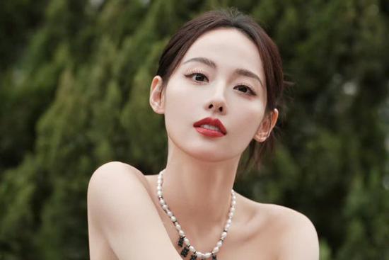 Sao nữ hạng A kéo người đánh hội đồng 1 cô gái, vì sao nạn nhân kêu cứu 6 năm mới được chú ý?