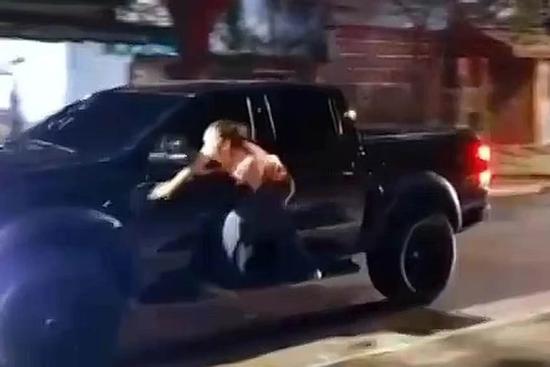 Bắt quả tang chồng ngoại tình, người phụ nữ đu theo xe để đánh ghen