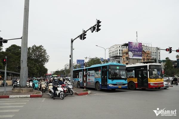 Người đi xe máy thi nhau vi phạm ở ngã tư Hà Nội, CSGT mỏi tay lập biên bản-1