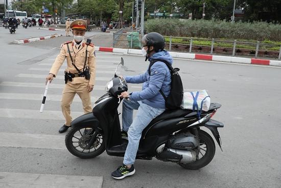 Người đi xe máy 'thi nhau' vi phạm ở ngã tư Hà Nội, CSGT mỏi tay lập biên bản