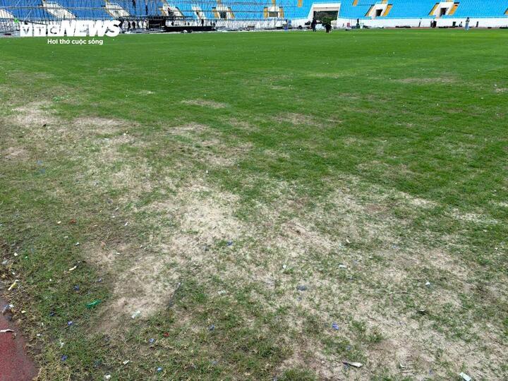 Sân Mỹ Đình xơ xác sau chương trình Anh Trai Say Hi-2