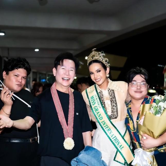 Ông Nawat đáp trả người đẹp Myanmar-3