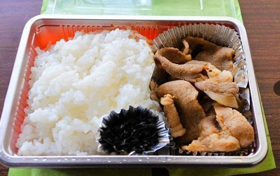 Chiếc máy bán cơm tự động 52 tuổi hút khách đến trải nghiệm-3