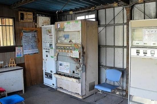 Chiếc máy bán cơm tự động '52 tuổi' hút khách đến trải nghiệm