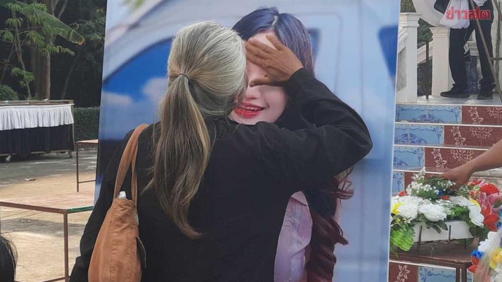 Tang lễ nữ ca sĩ 20 tuổi qua đời sau khi đi massage: Mẹ vuốt ve di ảnh lần cuối, bạn trai khóc nghẹn-1