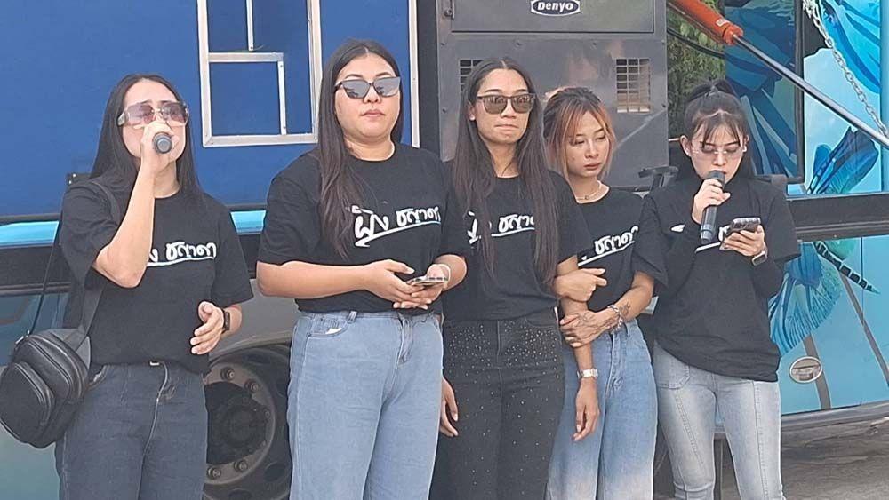 Tang lễ nữ ca sĩ 20 tuổi qua đời sau khi đi massage: Mẹ vuốt ve di ảnh lần cuối, bạn trai khóc nghẹn-5