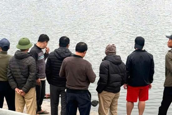 Phát hiện cô gái tử vong tại hồ Văn Chương ở Hà Nội