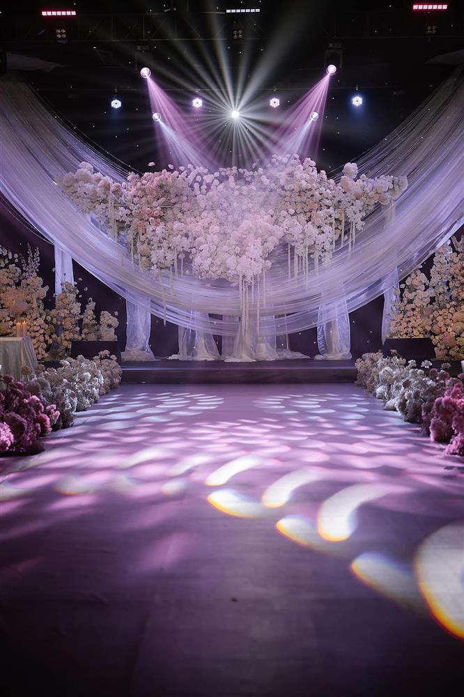 Cô dâu Khánh Vân lộ diện bên chú rể hơn 17 tuổi, tiệc cưới lung linh đón khách-4