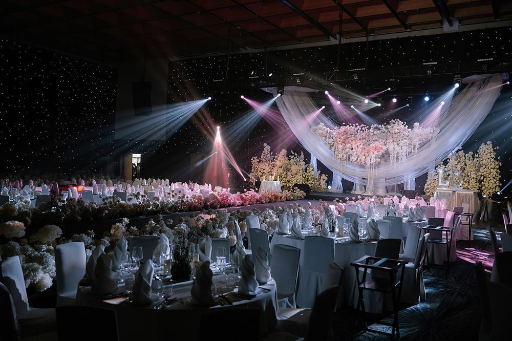 Cô dâu Khánh Vân lộ diện bên chú rể hơn 17 tuổi, tiệc cưới lung linh đón khách-8