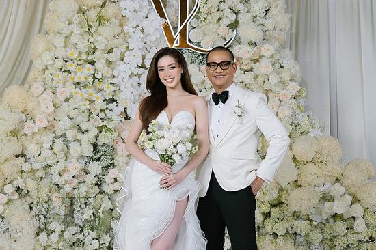 Cô dâu Khánh Vân lộ diện bên chú rể hơn 17 tuổi, tiệc cưới lung linh đón khách