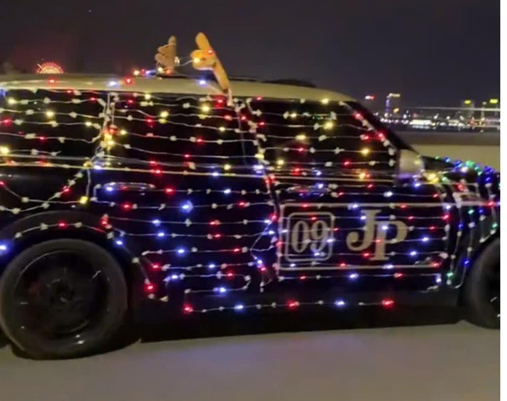 Công an mời làm việc chủ ô tô lắp đèn led kín xe diễu hành trên phố quay TikTok-1