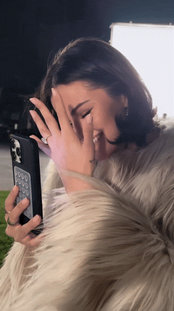 Chi tiết giả trân trong bức ảnh khoe nhẫn đính hôn của Selena Gomez-2